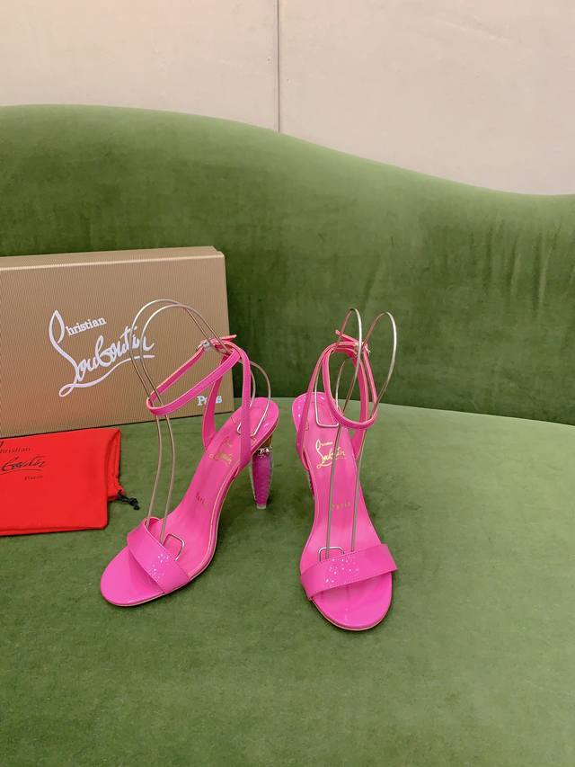 出厂价 Christian Loubouti* 经典口红跟高跟凉鞋 女王权杖化为鞋跟 美到极致 流畅的曲线勾勒曼妙风情 尽显性感风姿 万年经典款 鞋面牛漆皮 内