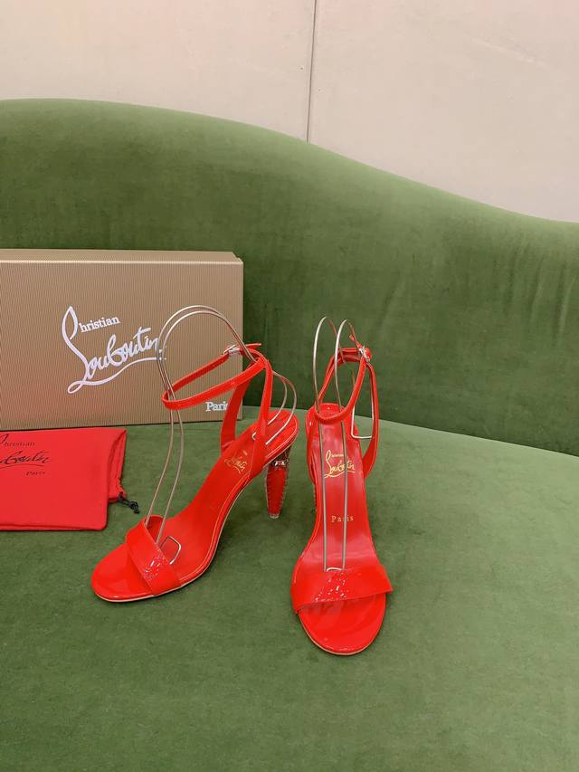 出厂价 Christian Loubouti* 经典口红跟高跟凉鞋 女王权杖化为鞋跟 美到极致 流畅的曲线勾勒曼妙风情 尽显性感风姿 万年经典款 鞋面牛漆皮 内