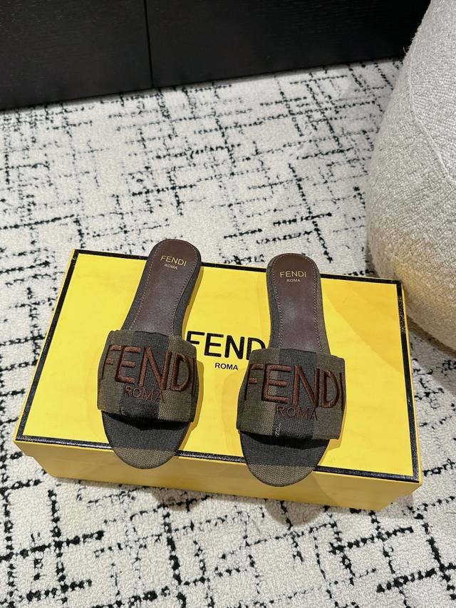 Fendi 24 芬迪走秀主推系列 新品上线 拖鞋 当季新品拖鞋，众所周知，鞋子永远设计为高级感满满的，高端大气上档次且百搭永不过时，时尚潮流追随的脚步却无法落