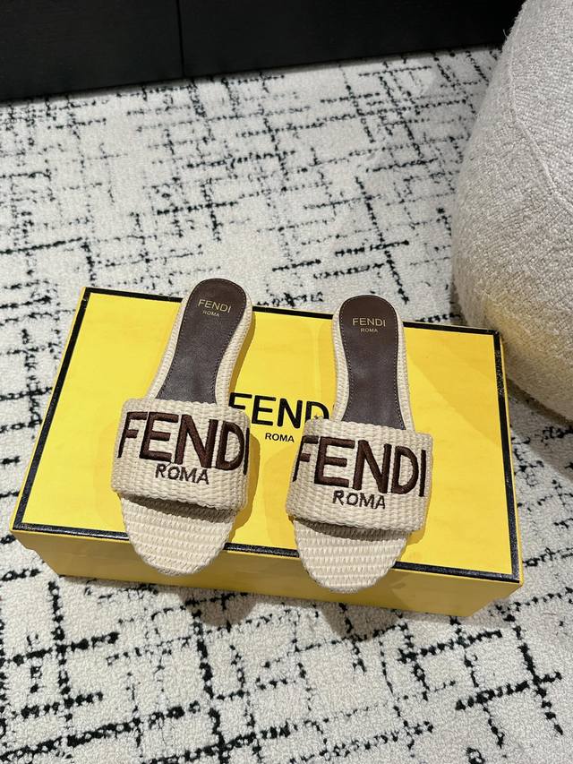 Fendi 24 芬迪走秀主推系列 新品上线 拖鞋 当季新品拖鞋，众所周知，鞋子永远设计为高级感满满的，高端大气上档次且百搭永不过时，时尚潮流追随的脚步却无法落