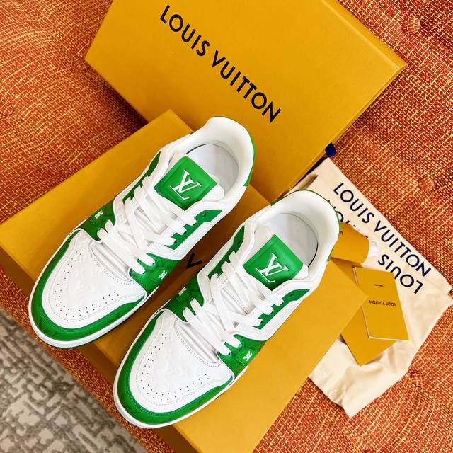 Lv Louis Vuitton Trainer 经典运动休闲鞋 男女情侣款，新颜色不断更新 原版购入开发，历时近三个月的原版复刻 各种水洗擦色工艺 细节满满