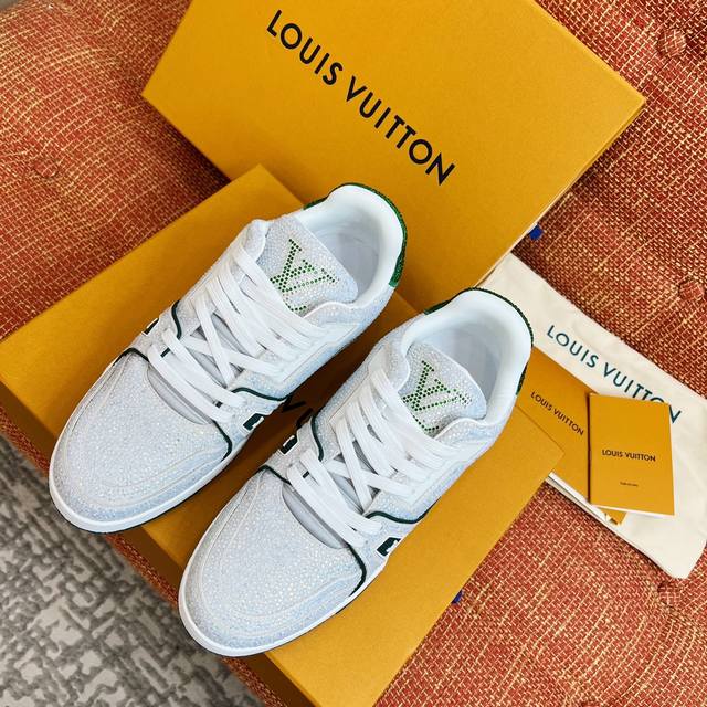 Louis Vuitton Trainer Lv 运动休闲鞋 全球限量款烫钻满钻鞋面系列 真心难买，专柜天价系列 ～ 超级闪亮，超级好看，超级有腔调 很难不心动