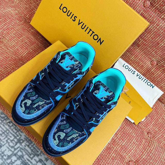 Louis Vuitton Trainer Lv 运动休闲鞋 全球限量款烫钻满钻鞋面系列 真心难买，专柜天价系列 ～ 超级闪亮，超级好看，超级有腔调 很难不心动