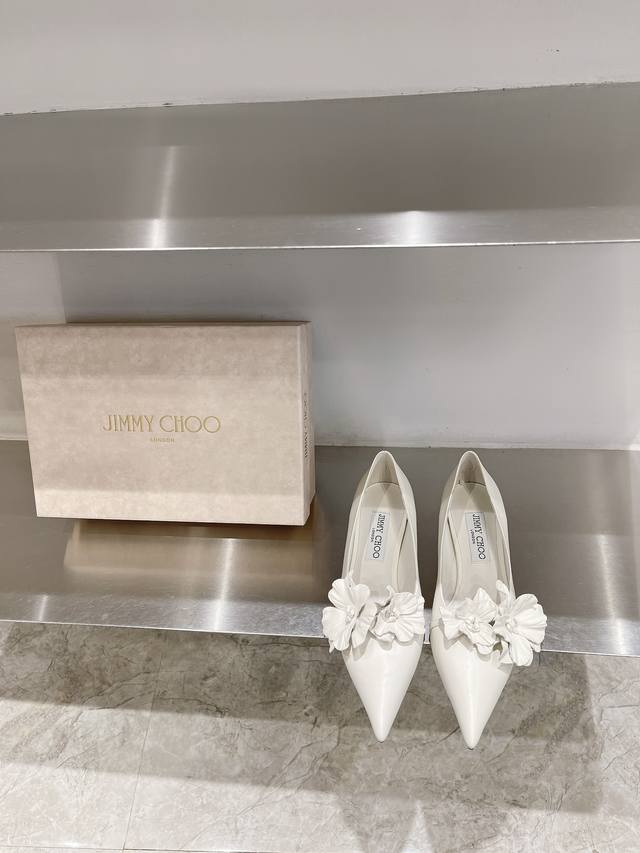 代购级 Jimmy Choo 2024 尖头 后空凉鞋 单鞋超级美，闪到怀疑人生！要说jc家是最懂女人心的，相信大家也不会有异议，Jc让女生变成女神的鞋，超级值