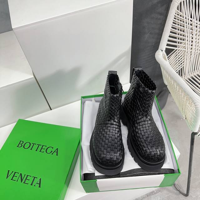 高品质出厂 ！顶级品质！Bottega Veneta 2023秋冬bv新款松糕厚底编织鞋面短靴！ 整个时尚界都在穿的品牌 延续了bv一贯来的高级简洁 时髦又实穿