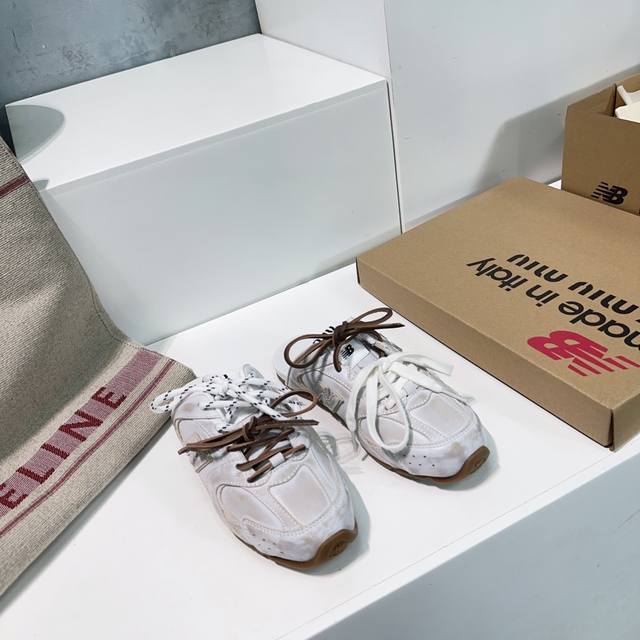 高品质出厂皮面 ！顶级品质情侣款！Miumiu X New Balance 联名款nb运动鞋包头半拖款休闲鞋！ Miu24Ss秀场爆出的这双与new Balan