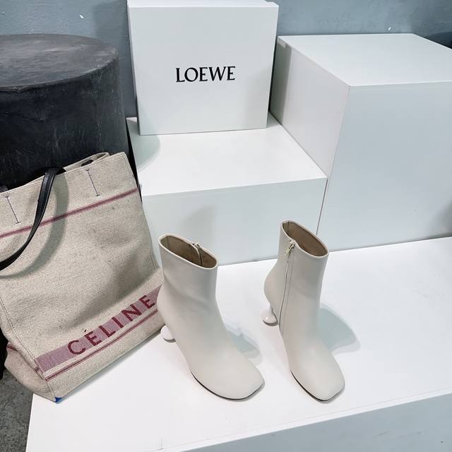 高品质出厂 ！罗意威loewe24杨幂同款高跟圆头裸靴短靴！ 最新圆头专柜百搭新品靴，上脚非常舒适 圆头的设计，简约却有特色，侧拉链设计方便穿脱，黑色极其百搭，