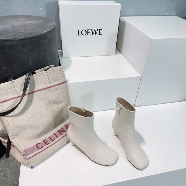 高品质出厂 ！罗意威loewe24杨幂同款高跟圆头裸靴短靴！ 最新圆头专柜百搭新品靴，上脚非常舒适 圆头的设计，简约却有特色，侧拉链设计方便穿脱，黑色极其百搭，