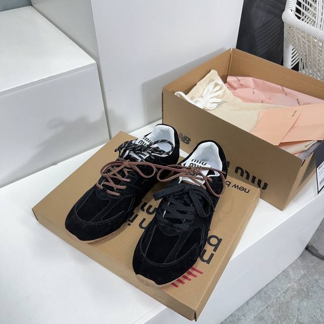 高品质出厂 ！情侣款！54春夏秀场主推款miumiu X New Balance 530复古休闲球鞋！Miumiu Ss24大秀上曝光了与new Balance