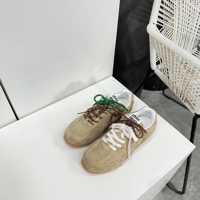 高品质出厂 ！情侣款！54春夏秀场主推款miumiu X New Balance 530复古休闲球鞋！Miumiu Ss24大秀上曝光了与new Balance