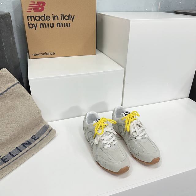 高品质出厂 ！情侣款！54春夏秀场主推款miumiu X New Balance 530复古休闲球鞋！Miumiu Ss24大秀上曝光了与new Balance