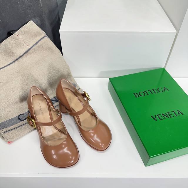 高品质出厂 ！Bottega Veneta葆蝶家2024Bv全新糖果色圆头圆跟单鞋奶奶鞋！五金扣后空凉鞋！圆头娃娃鞋热度持续升级～当季深受众多网红博主热捧，完美