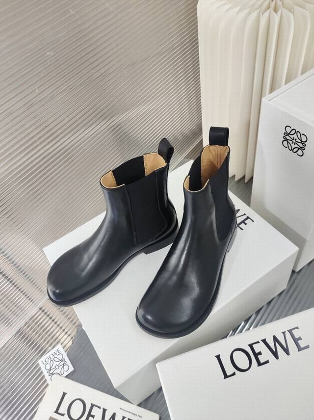 Loewe罗意威切尔西短靴 简约大气时髦 耐看不过时 是时尚圈永不退潮的经典所在，复古的英伦风格，让你穿出不一样的气质.专柜全套包装！ 面料：牛皮 开边珠皮 跟