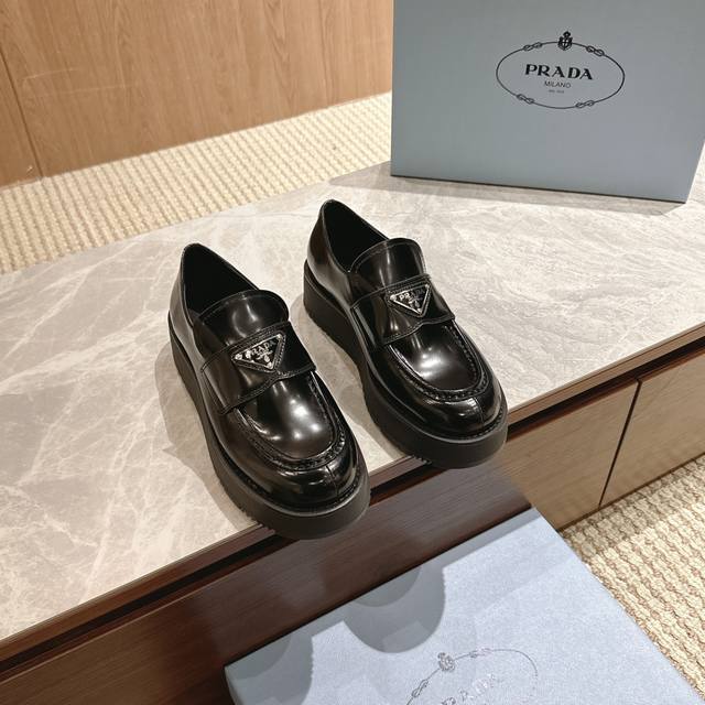 Prada 24 普拉达新款黑色开边珠厚底乐福鞋系列上新刘雯众多网红上脚，Prada这款松糕厚底鞋今年非常爆，穿上 增高 休闲两不失误，清爽的表现足以表达对鞋子