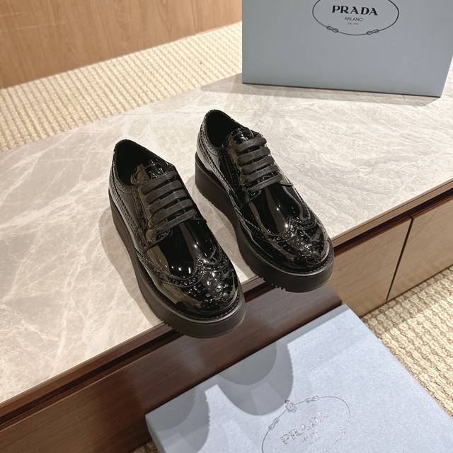 Prada 24 普拉达新款黑色开边珠厚底乐福鞋系列上新刘雯众多网红上脚，Prada这款松糕厚底鞋今年非常爆，穿上 增高 休闲两不失误，清爽的表现足以表达对鞋子