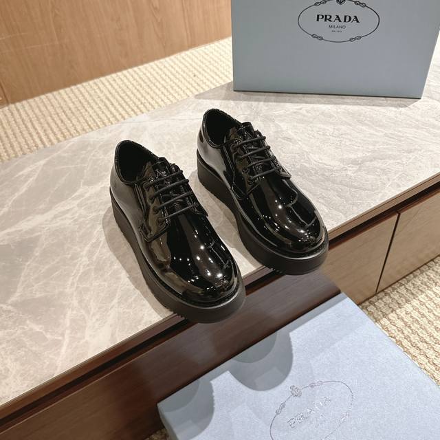 Prada 24 普拉达新款黑色开边珠厚底乐福鞋系列上新刘雯众多网红上脚，Prada这款松糕厚底鞋今年非常爆，穿上 增高 休闲两不失误，清爽的表现足以表达对鞋子