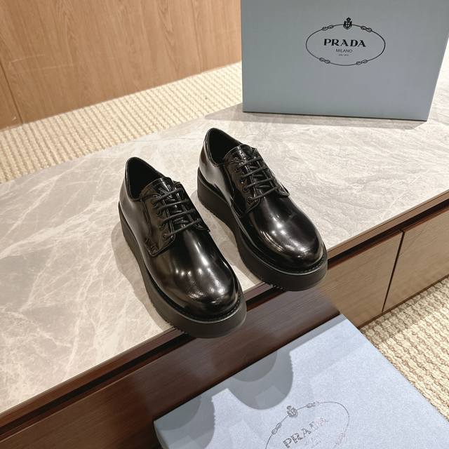 Prada 24 普拉达新款黑色开边珠厚底乐福鞋系列上新刘雯众多网红上脚，Prada这款松糕厚底鞋今年非常爆，穿上 增高 休闲两不失误，清爽的表现足以表达对鞋子