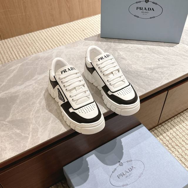 Prada 24 普拉达秋冬新款 厚底 小白鞋 情侣款 休闲运动鞋 这款 普拉达运动鞋延续经久不衰的轮廓，是新款经典单品。采用白色牛皮革精心制作， 提升格调。款