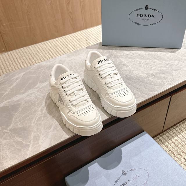 Prada 24 普拉达秋冬新款 厚底 小白鞋 情侣款 休闲运动鞋 这款 普拉达运动鞋延续经久不衰的轮廓，是新款经典单品。采用白色牛皮革精心制作， 提升格调。款