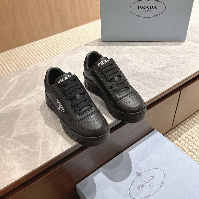 Prada 24 普拉达秋冬新款 厚底 小白鞋 情侣款 休闲运动鞋 这款 普拉达运动鞋延续经久不衰的轮廓，是新款经典单品。采用白色牛皮革精心制作， 提升格调。款