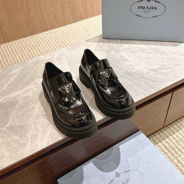 Prada 24 普拉达新款黑色开边珠厚底乐福鞋系列上新刘雯众多网红上脚，Prada这款松糕厚底鞋今年非常爆，穿上 增高 休闲两不失误，清爽的表现足以表达对鞋子