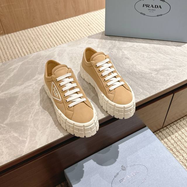 Prada 24 普拉达秋冬新款 厚底 小白鞋 情侣款 休闲运动鞋 这款 普拉达运动鞋延续经久不衰的轮廓，是新款经典单品。采用白色牛皮革精心制作， 提升格调。款