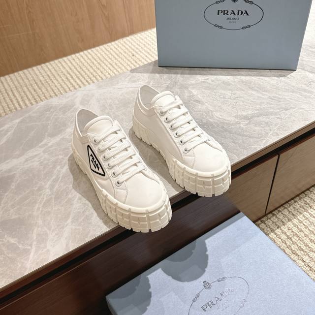 Prada 24 普拉达秋冬新款 厚底 小白鞋 情侣款 休闲运动鞋 这款 普拉达运动鞋延续经久不衰的轮廓，是新款经典单品。采用白色牛皮革精心制作， 提升格调。款