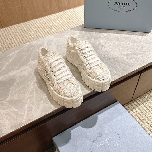 Prada 24 普拉达秋冬新款 厚底 小白鞋 情侣款 休闲运动鞋 这款 普拉达运动鞋延续经久不衰的轮廓，是新款经典单品。采用白色牛皮革精心制作， 提升格调。款