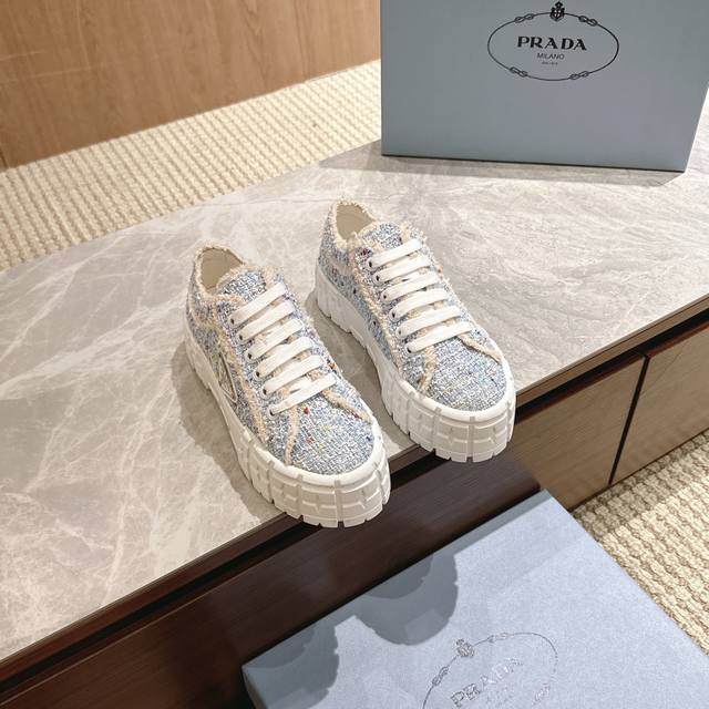 Prada 24 普拉达秋冬新款 厚底 小白鞋 情侣款 休闲运动鞋 这款 普拉达运动鞋延续经久不衰的轮廓，是新款经典单品。采用白色牛皮革精心制作， 提升格调。款