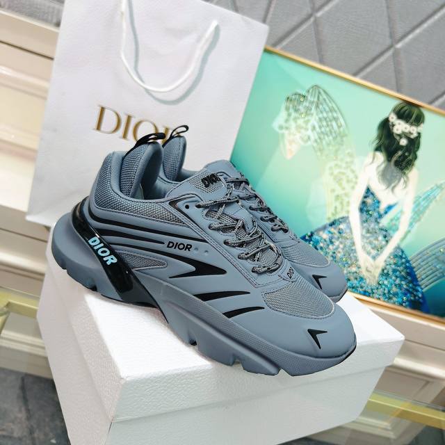 出厂价 Fall2024迪奥dior B32全新shoes来袭。真的太好看啦！ 做工精细网面空压 透气美美哒。 独家开模。原版一比一复刻。无可挑剔 原版开模大底