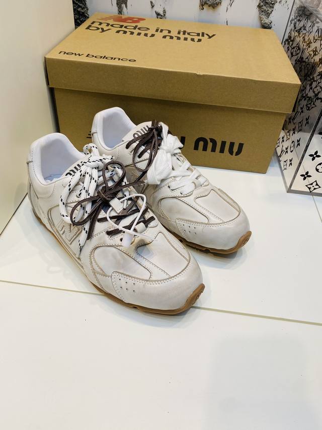 皮款 男码+10 Size: 35-44 情侣款 Miumiu X New Balance 联名款nb运动鞋女 Miu Miu 缪缪大秀上爆出的这双与new B