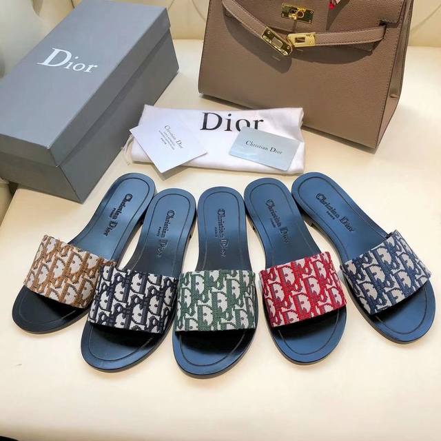 2054专柜 Dior 迪奥新款女士平底拖鞋. 时尚新颖.简约大气而不失雅致.原版1：1开发，材质与原版一致。颜色.黑色 红色 棕色 蓝色 绿色. 5色可选，码