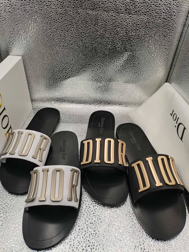 顶级版本 Dior 20'Ss 迪奥 新款走秀爆款字母金属logo懒人拖鞋，众多网红上脚，代购级别，上脚时尚舒服，适合任何服饰搭配，萌妹子的必备拖鞋，原版扣饰