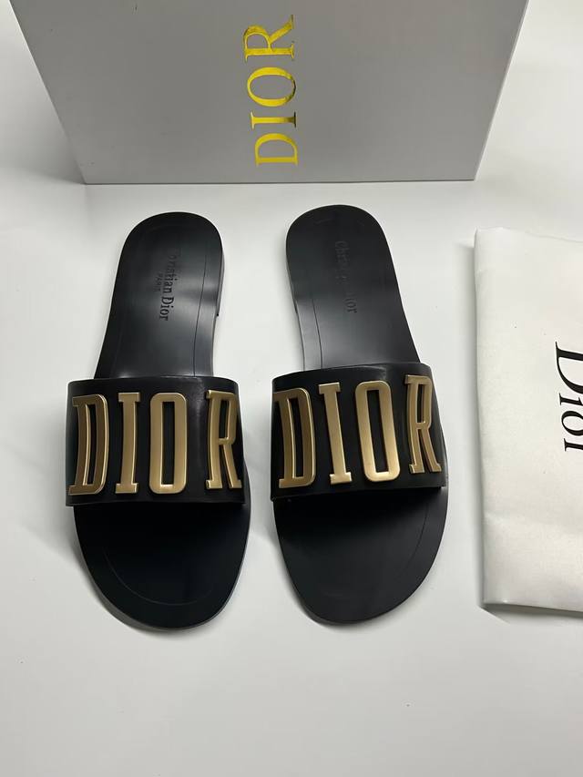 顶级版本 Dior 23'Ss 迪奥 新款走秀爆款字母金属logo懒人拖鞋，众多网红上脚，代购级别，上脚时尚舒服，适合任何服饰搭配，萌妹子的必备拖鞋，原版扣饰