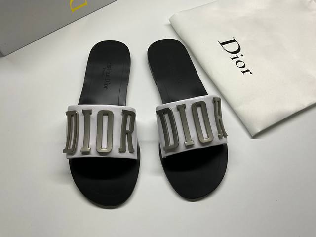 顶级版本 Dior 23'Ss 迪奥 新款走秀爆款字母金属logo懒人拖鞋，众多网红上脚，代购级别，上脚时尚舒服，适合任何服饰搭配，萌妹子的必备拖鞋，原版扣饰