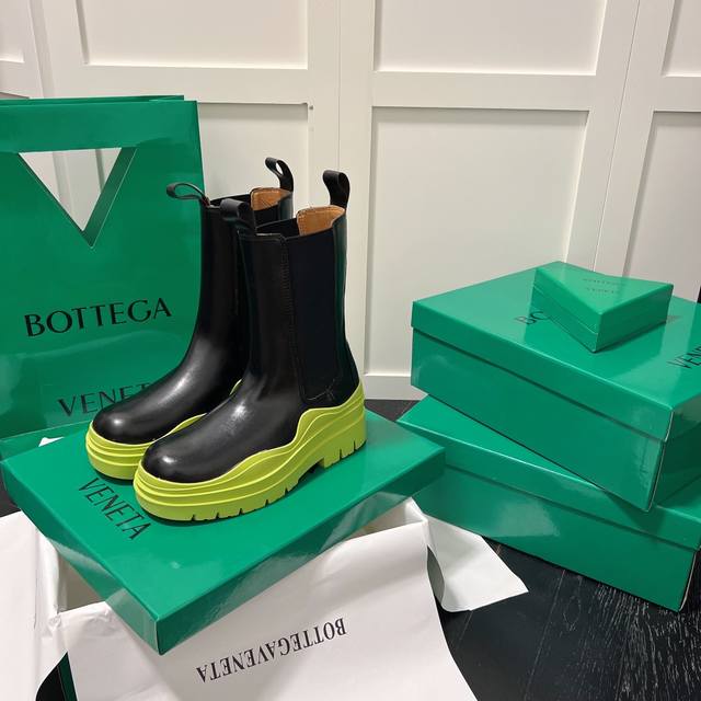 橙子出厂价 BOTTEGA VENETA 秋冬经典款 BV厚底中筒靴 烟筒靴 切尔西靴 真正的经典 永不过时 葆爹穿搭 时尚最前沿 跟高：5.5CM 码数：35