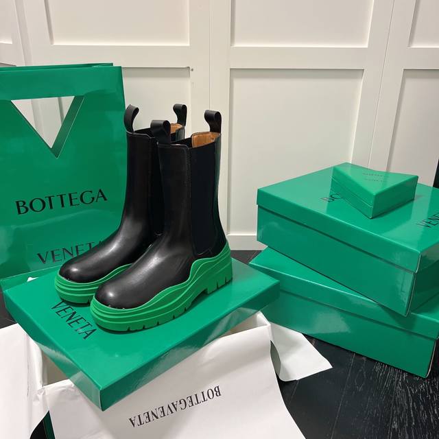 橙子出厂价 BOTTEGA VENETA 秋冬经典款 BV厚底中筒靴 烟筒靴 切尔西靴 真正的经典 永不过时 葆爹穿搭 时尚最前沿 跟高：5.5CM 码数：35