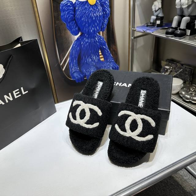 橙子出厂价 CHANEL 香奈儿 秋冬新款 双C毛毛拖鞋 秋冬宝藏时髦单品 定制加厚双层高密毛毛 纯手工缝合 穿上她可爱温暖大牌感面面俱到 经典中的经典 材质：