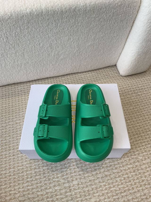 冲量价: Dior 迪奥 24ss 夏季新款 沙滩拖鞋 夏季到海边度假的最佳选择 这款最得意的设计就是垫脚磨砂面，区别于任何一款果冻鞋，碰水不会滑脚，下雨天或海