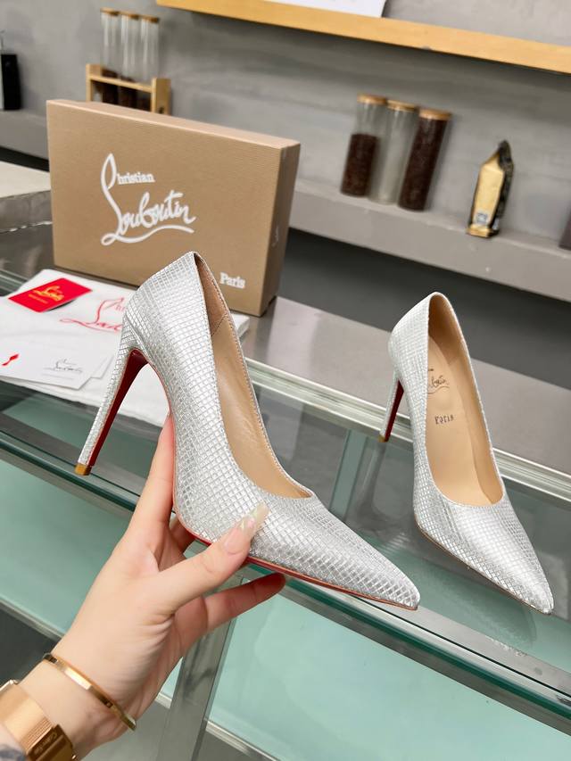 冲量价: ChristianLouboutin路铂廷 CL红底鞋‖ 全球限量！来自拉斯维加斯的祝福灵感来自拉斯维加斯的炫彩霓虹 百年经典永不下架款 手工制作，精