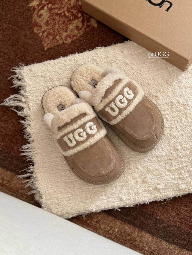 冲量价: UGG logo拖鞋太火啦 一眼就上头的款式 胖胖的方圆头鞋 加上羊毛边边logo 憨憨的可爱。鞋身很轻巧 走路简直可以跳起来！ 四色:栗色 咖色 沙