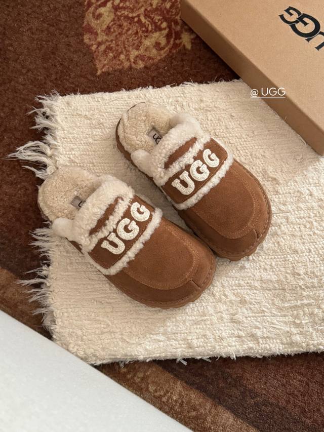 冲量价: UGG logo拖鞋太火啦 一眼就上头的款式 胖胖的方圆头鞋 加上羊毛边边logo 憨憨的可爱。鞋身很轻巧 走路简直可以跳起来！ 四色:栗色 咖色 沙