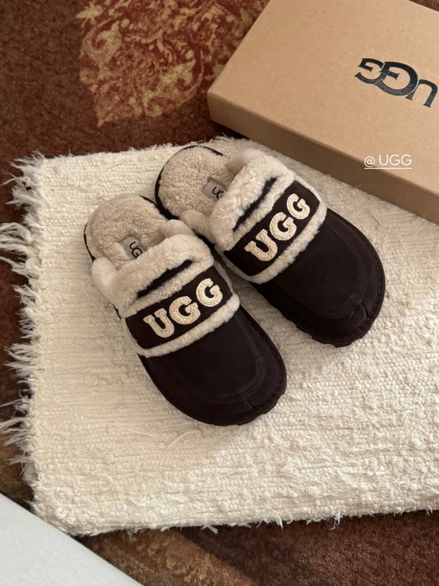 冲量价: UGG logo拖鞋太火啦 一眼就上头的款式 胖胖的方圆头鞋 加上羊毛边边logo 憨憨的可爱。鞋身很轻巧 走路简直可以跳起来！ 四色:栗色 咖色 沙