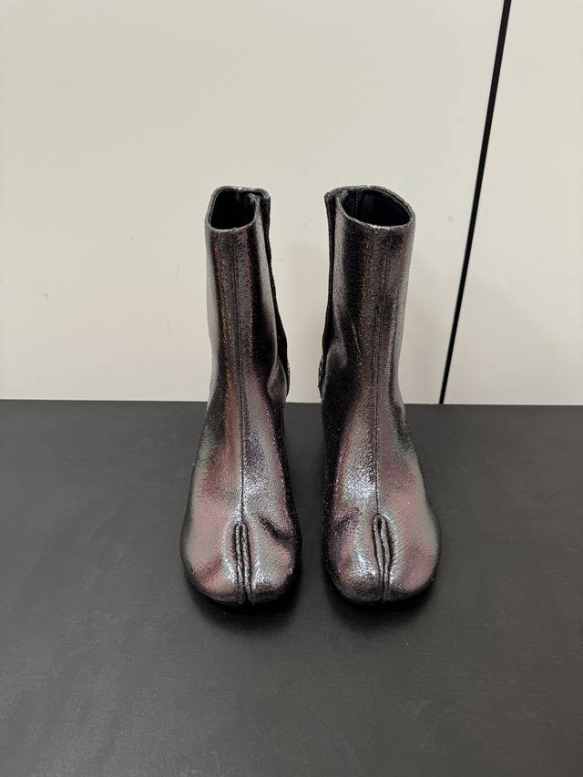 冲量价: maisonmargiela MM6分趾 马吉拉经典分趾靴 辨识度极高，舒适度满分，不会过时的决绝子单品 爆裂纹羊皮，牛皮鞋底！ 顶级品质35-41