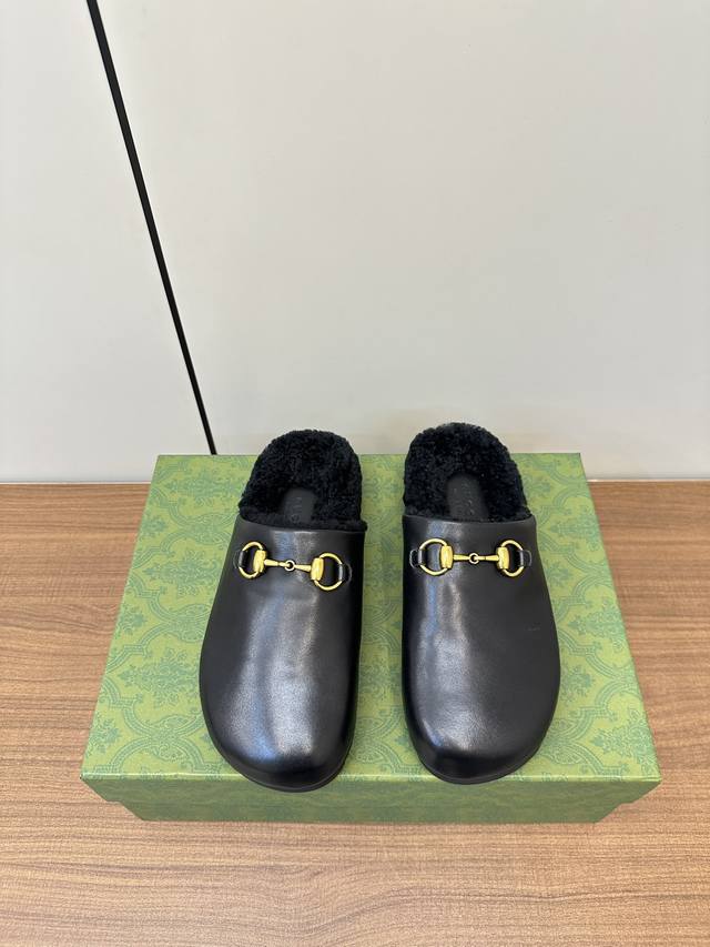 Gucci 24ss 秋冬新款 平底羊毛拖鞋 超舒适的 双带毛拖 简约随性 时髦有范，慵懒又不乏高级感，最舒适的拖鞋没有之一 随意上脚都好看有型，绝绝子 鞋面