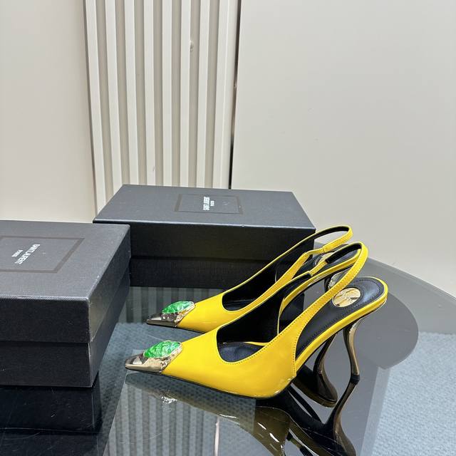 YSL 圣罗兰 SS2024新品 金属头大宝石优雅大气高跟 各种小裙子搭配起来 完全不挑脚型哦 通透的闪钻在光线的照耀下呈现幻彩 真的美的过分 上脚显白的让人上