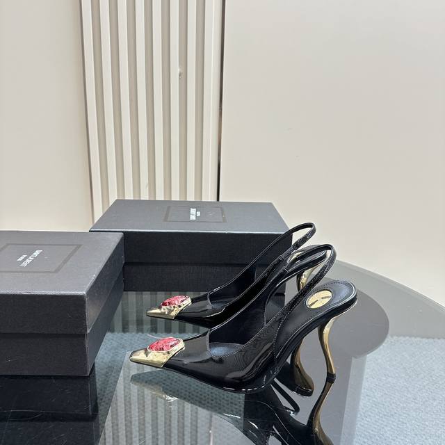 YSL 圣罗兰 SS2024新品 金属头大宝石优雅大气高跟 各种小裙子搭配起来 完全不挑脚型哦 通透的闪钻在光线的照耀下呈现幻彩 真的美的过分 上脚显白的让人上