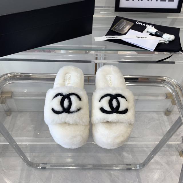 Chanel 新款毛毛拖鞋 柔软蓬松的毛毛 增高显腿长 秋冬搭配袜子休闲又慵懒 进口澳洲真羊毛 手感细腻柔软丝滑 原版开模橡胶底 Size：35-39 40 4