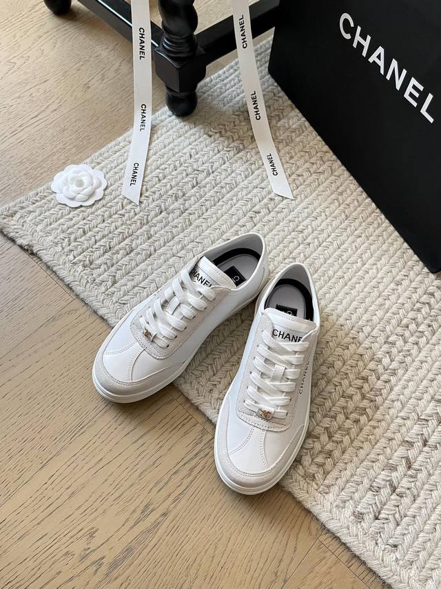 Chanel 24K新款休闲小白鞋 顶级版本！非常轻 运动通勤必备 侧面注塑logo 上脚很秀气 鞋面原版定制牛皮 内里羊皮 原版大底 码数：35-41 定制不