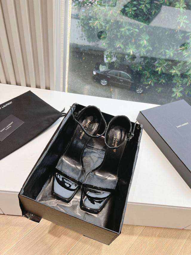 Saint Laurent 圣罗兰 经典之作Opyum sandals 凉鞋，它和经典的 Opyum heels 鞋款类似，YSL字母 Logo 鞋跟搭配方形鞋